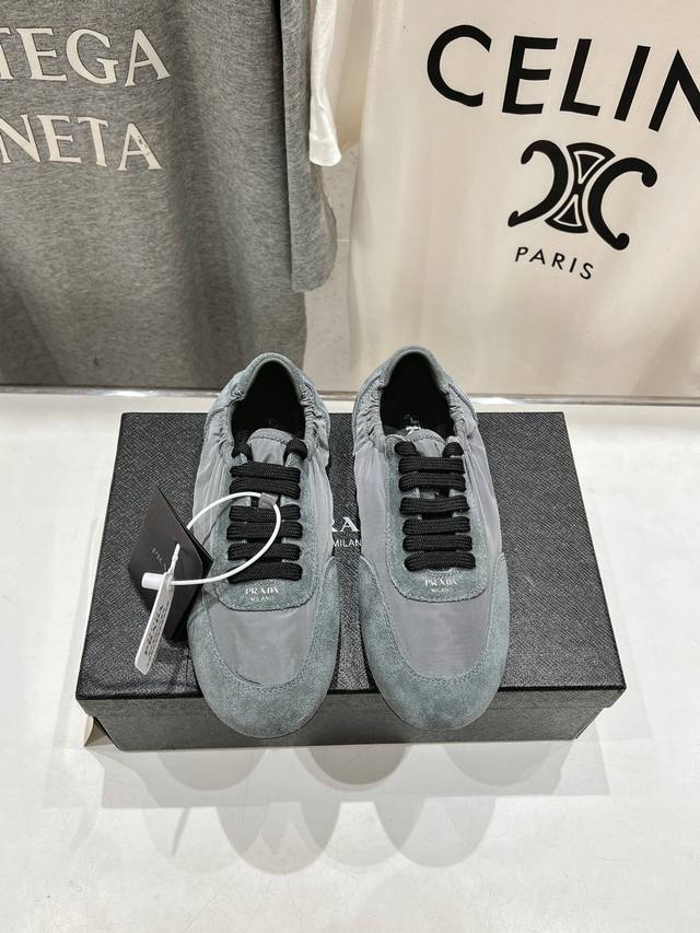 高版本出厂Prada*普拉达p家25Ssfw～New新款绑带休闲鞋，低调奢华懒人鞋，富人的不二选择！软胶底素有踩云感之称～舒适度百分百细腻反绒皮鞋面，鞋型包裹感