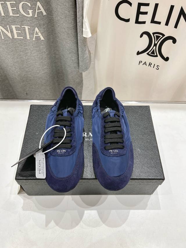 高版本出厂Prada*普拉达p家25Ssfw～New新款绑带休闲鞋，低调奢华懒人鞋，富人的不二选择！软胶底素有踩云感之称～舒适度百分百细腻反绒皮鞋面，鞋型包裹感