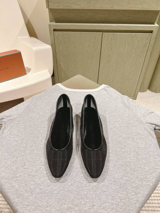 Loro Piana 新款发布原版羊京面，内里羊皮，真皮大底 邂逅一场工艺热情，原版一比一高定复刻！码数35-41 40 41定制全套专柜同步包装！