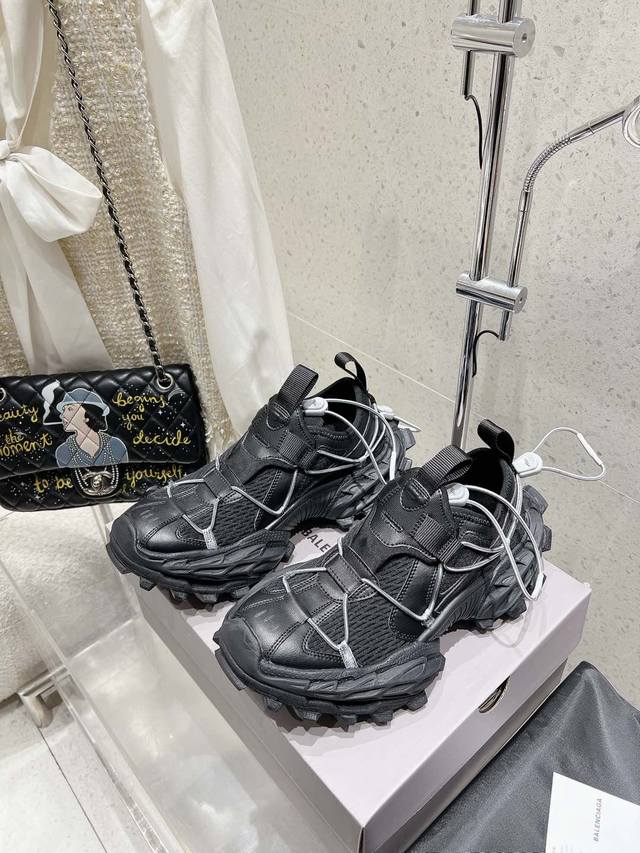 情侣款 女 男Balenciaga巴黎世家登山鞋老爹鞋 情侣款 休闲这双鞋特点可以用三个关键词概括：复古，阔型，老爹鞋 配送专柜精美包装面料：原版定制进口科技面