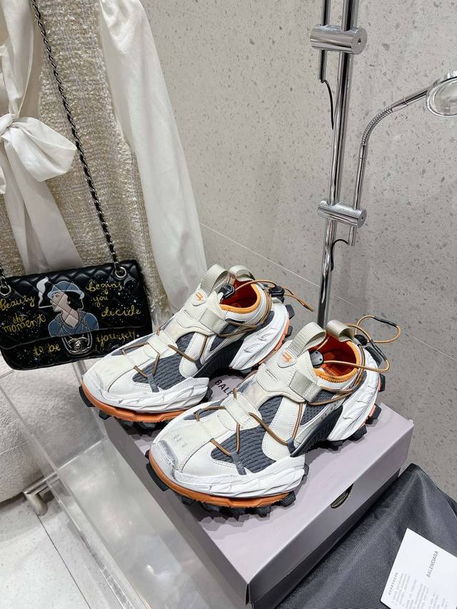 情侣款 女 男Balenciaga巴黎世家登山鞋老爹鞋 情侣款 休闲这双鞋特点可以用三个关键词概括：复古，阔型，老爹鞋 配送专柜精美包装面料：原版定制进口科技面