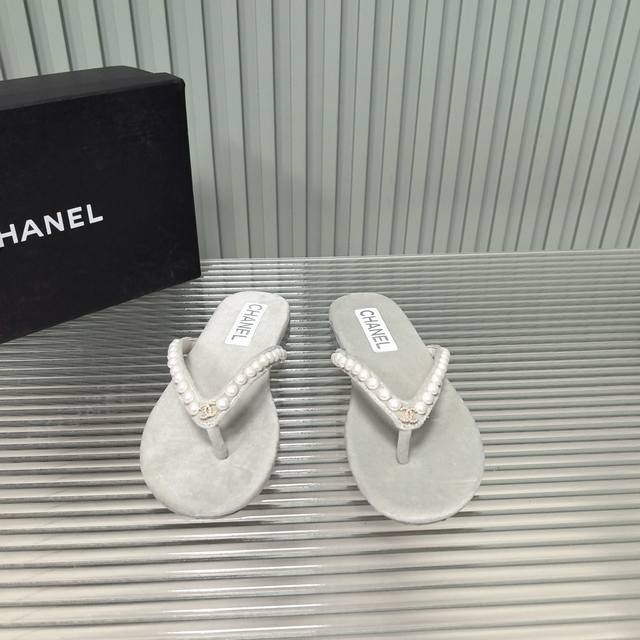 Chanel 25C New Arrival～小香25早春人字拖chanel自留款，进口植物纤维 真皮底，镶钻logo点缀，上脚美到爆，简简单单，夏天必须要有的