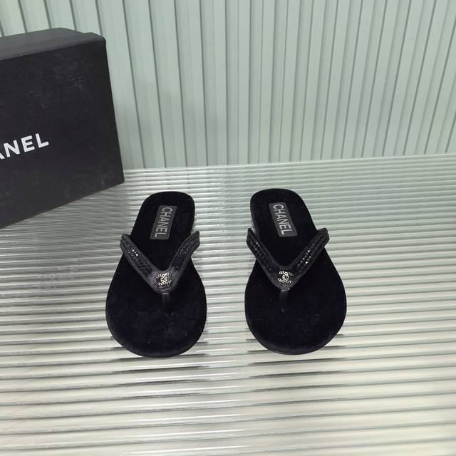 Chanel 25C New Arrival～小香25早春人字拖chanel自留款，进口植物纤维 真皮底，镶钻logo点缀，上脚美到爆，简简单单，夏天必须要有的