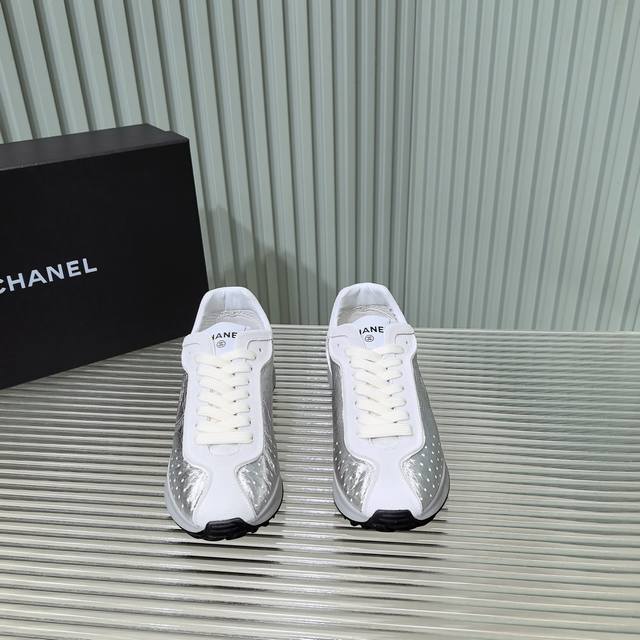 Chanel 香奈儿最新25C休闲运动鞋 原版模具定制 丑萌丑萌的，耐看，好穿 绝对仙女款 超级舒服，百搭 率性的休闲运动风，飒爽又自然，演绎香奈儿的时髦女性气