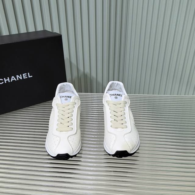 Chanel 香奈儿最新25C休闲运动鞋 原版模具定制 丑萌丑萌的，耐看，好穿 绝对仙女款 超级舒服，百搭 率性的休闲运动风，飒爽又自然，演绎香奈儿的时髦女性气