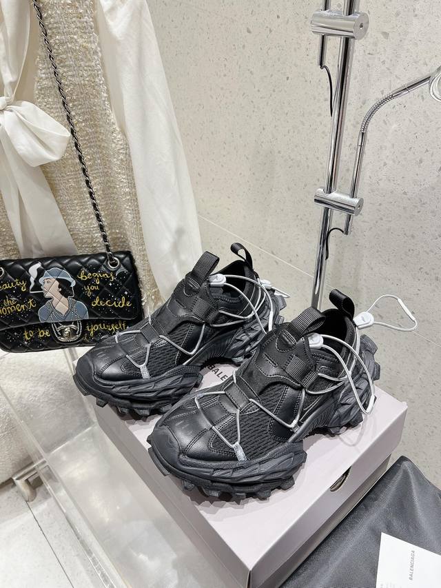 情侣款 女 男Balenciaga巴黎世家登山鞋老爹鞋 情侣款 休闲这双鞋特点可以用三个关键词概括：复古，阔型，老爹鞋 配送专柜精美包装面料：原版定制进口科技面