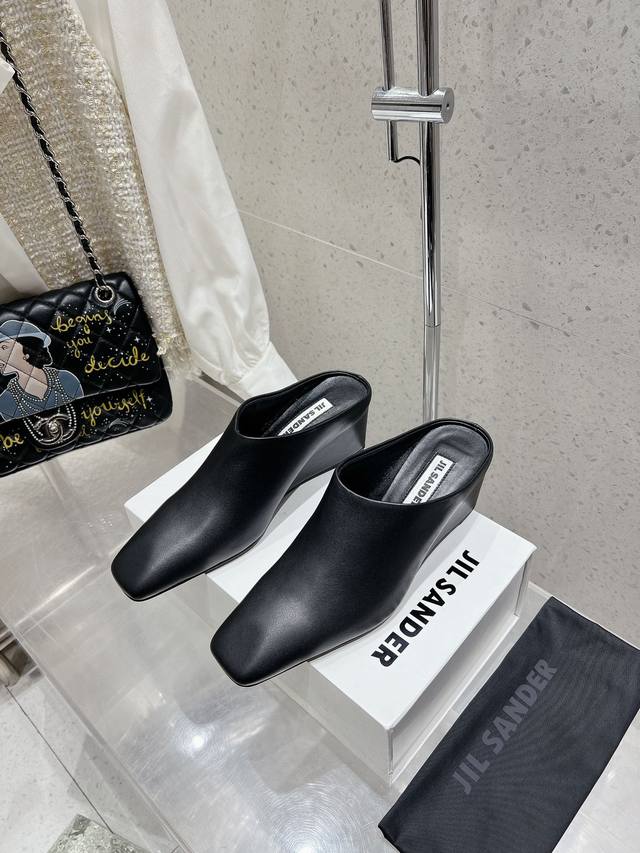 Jil Sander 吉尔桑达 包头坡跟厚底半拖鞋来得早不如来的及时 这双绝美绝美又是这个夏天的一双人手必备的单品 实在好看到炸裂独家原版购入开发原版定染小羊皮