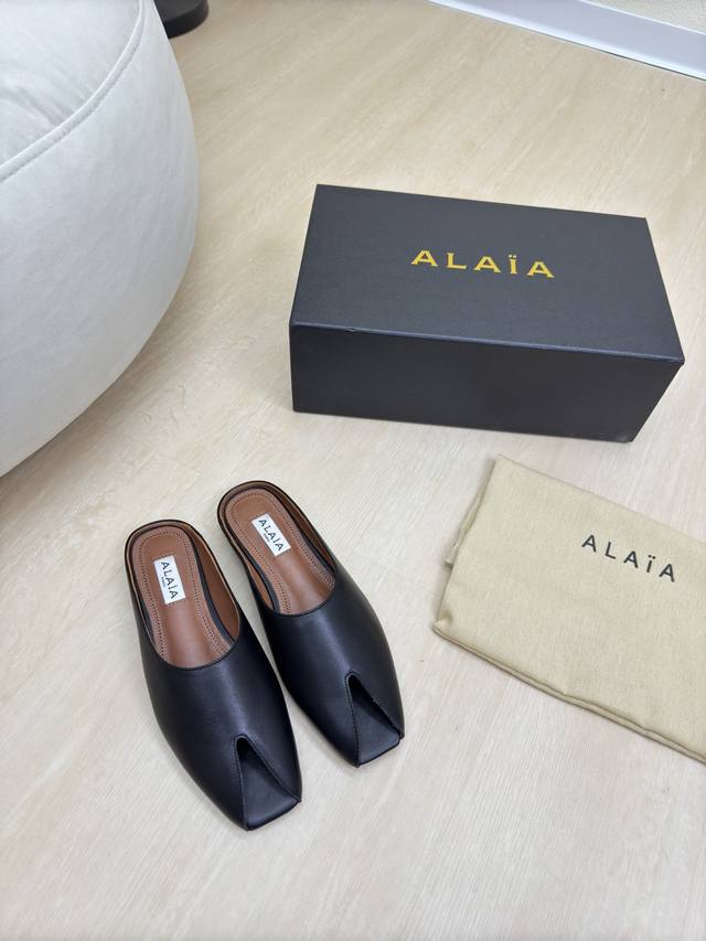 真皮 25平底拖鞋 Alaia 拖鞋来自巴黎黑色 一见倾心纯手工 高级 经典阿莱娅还有另外性感的一面配上不同款式，不同风格都能轻松驾驭，无论牛仔裤，西装裤，还是