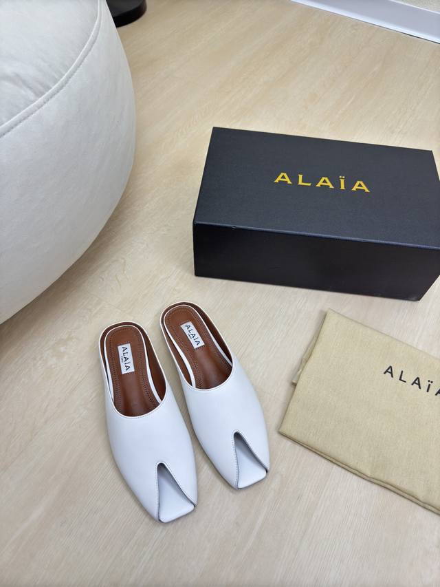 真皮 25平底拖鞋 Alaia 拖鞋来自巴黎粉色 一见倾心纯手工 高级 经典阿莱娅还有另外性感的一面配上不同款式，不同风格都能轻松驾驭，无论牛仔裤，西装裤，还是