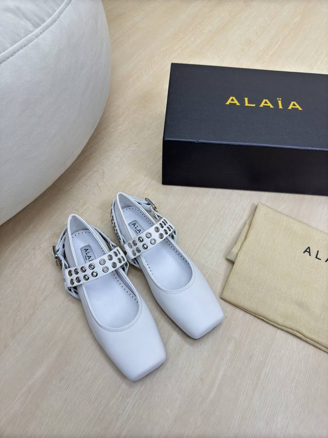 个性重工 玛丽珍单鞋 Alaia 拖鞋来自巴黎白色 一见倾心纯手工 高级 经典阿莱娅还有另外性感的一面配上不同款式，不同风格都能轻松驾驭，无论牛仔裤，西装裤，还