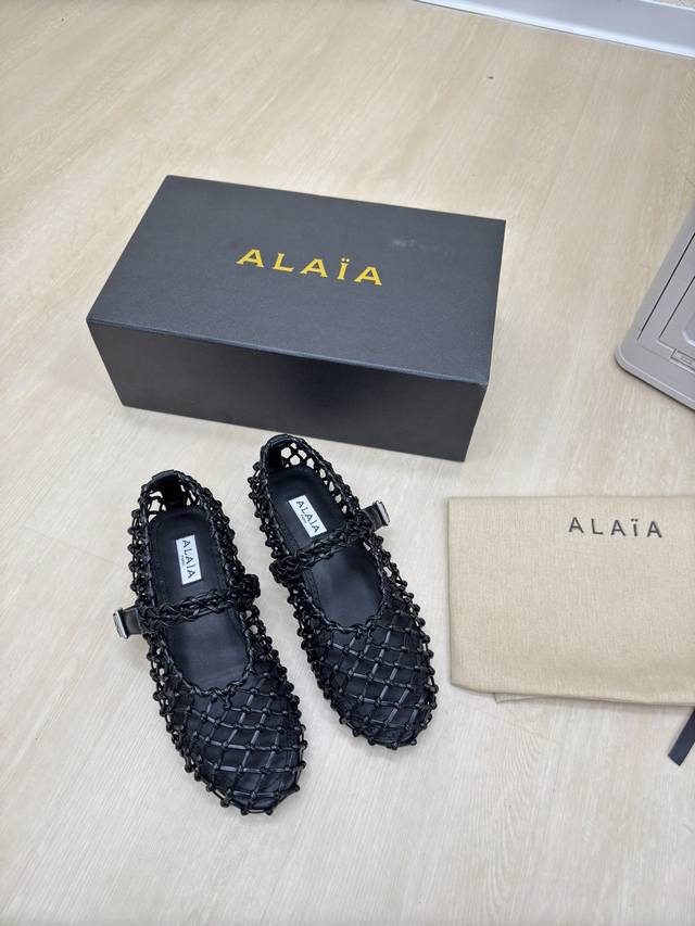 手工编织网鞋 Alaia 拖鞋来自巴黎黑色 一见倾心纯手工 高级 经典阿莱娅还有另外性感的一面配上不同款式，不同风格都能轻松驾驭，无论牛仔裤，西装裤，还是百褶裙