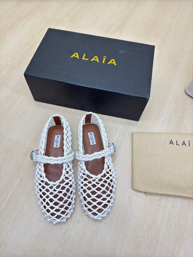 手工编织网鞋 Alaia 拖鞋来自巴黎白色 一见倾心纯手工 高级 经典阿莱娅还有另外性感的一面配上不同款式，不同风格都能轻松驾驭，无论牛仔裤，西装裤，还是百褶裙