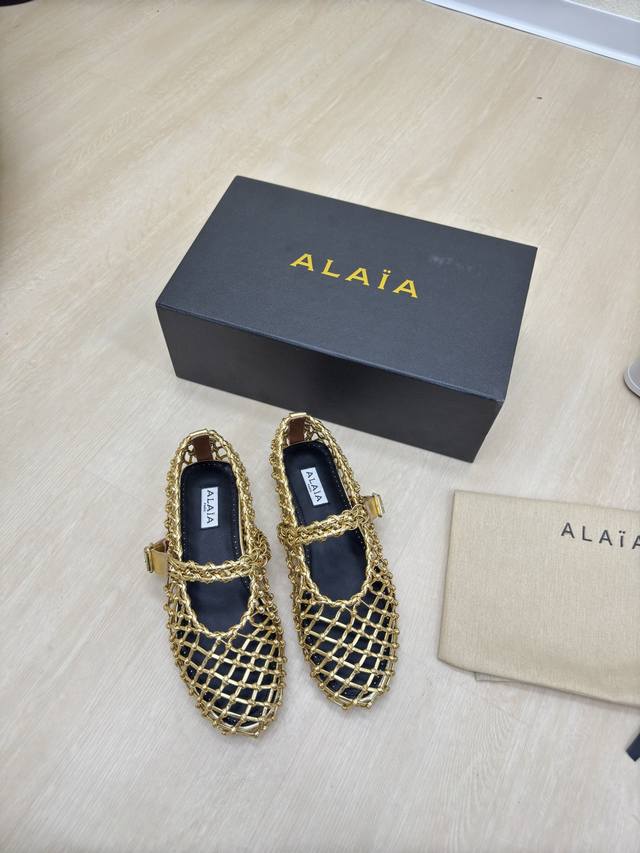 手工编织网鞋 Alaia 拖鞋来自巴黎一见倾心纯手工 高级 经典阿莱娅还有另外性感的一面配上不同款式，不同风格都能轻松驾驭，无论牛仔裤，西装裤，还是百褶裙，都能