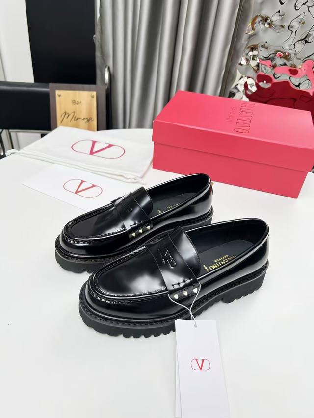 Valentino 华伦天奴 2024最火爆新款乐福鞋最新logo饰扣 与进口开边珠完美结合简直是时髦巅峰原版复刻大底：橡胶发泡大底码数：35-42#