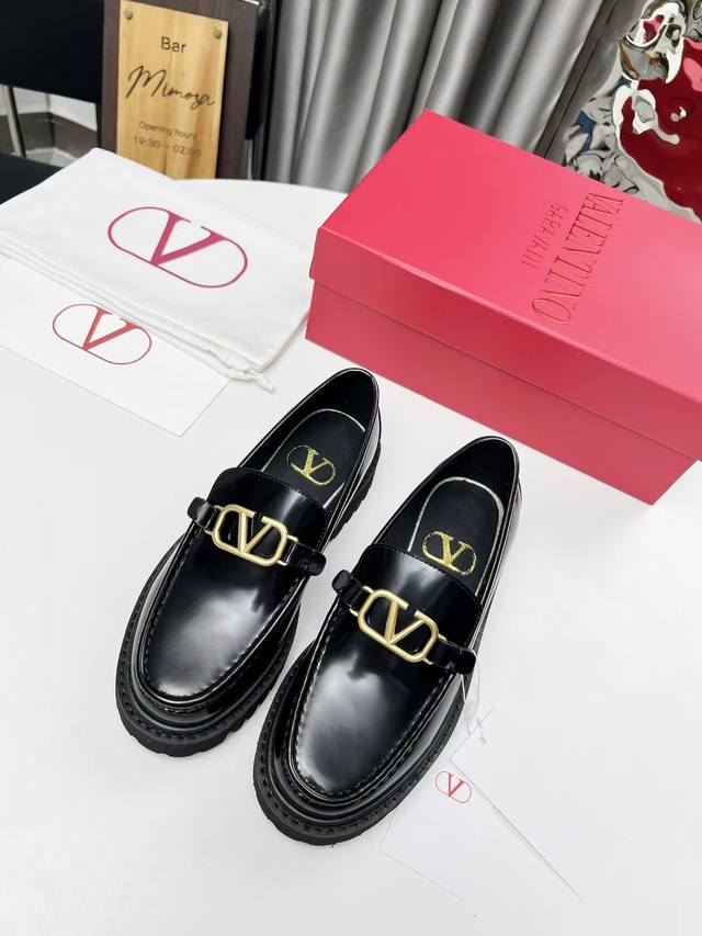 Valentino 华伦天奴 2024最火爆新款乐福鞋最新logo饰扣 与进口开边珠完美结合简直是时髦巅峰原版复刻大底：橡胶发泡大底码数：35-42#