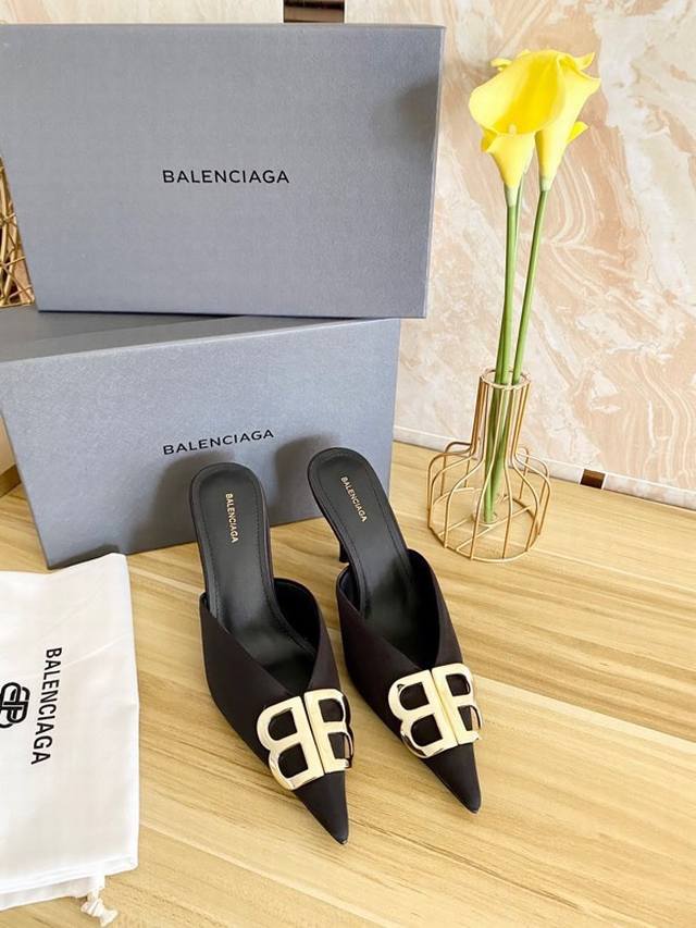 真皮底Balenciag.A 尖头双b扣系列原版无数次套楦修改才能做出又长又扁的鹰嘴鞋头 打造出完美版型鞋面定制漆皮 内里原版一致山羊皮 颜色:白色牛皮.黑色牛