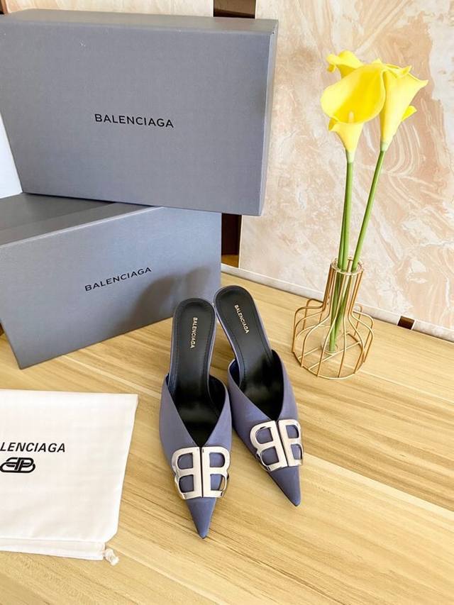 真皮底Balenciag.A 尖头双b扣系列原版无数次套楦修改才能做出又长又扁的鹰嘴鞋头 打造出完美版型鞋面定制漆皮 内里原版一致山羊皮 颜色:白色牛皮.黑色牛