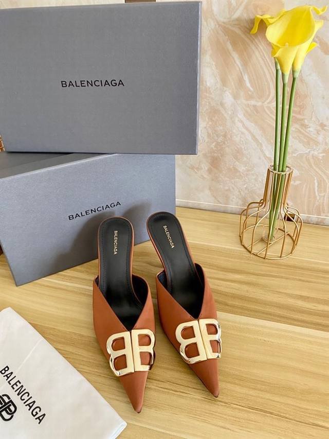 真皮底Balenciag.A 尖头双b扣系列原版无数次套楦修改才能做出又长又扁的鹰嘴鞋头 打造出完美版型鞋面定制漆皮 内里原版一致山羊皮 颜色:白色牛皮.黑色牛