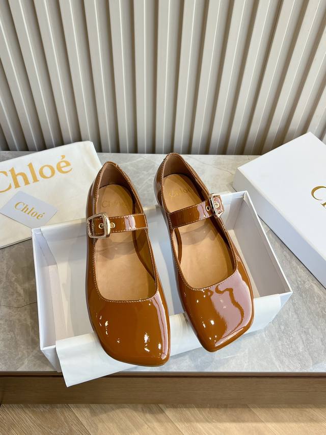 出厂 顶级版本Chloe 克洛伊全新 25Ss 宽头小单鞋震撼登场！这款小单鞋脚感轻盈舒适，完美融合时尚与舒适面料：采用进口漆皮 羊皮内里鞋底：真皮大底，舒适耐