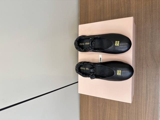 Miumiu 25Ss早春新品 马丽珍芭蕾舞跳舞鞋Miu Miu 25Ss早春新品玛丽珍鞋满满的少女心，款式设计可爱优雅不乏美艳色彩，简简单单又藏着小心机，优雅