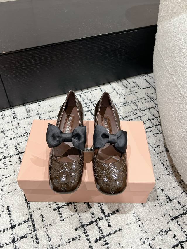 Miu Miu 缪缪 25 早春新品 专柜主打最新走秀款 珍珠扣复古玛丽珍粗跟单鞋缪家高货 顶级工艺打造精品质感 无敌舒适 绝对是一见钟情款！时尚百搭，人手必备