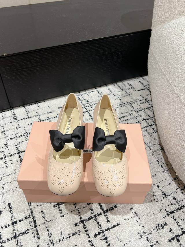 Miu Miu 缪缪 25 早春新品 专柜主打最新走秀款 珍珠扣复古玛丽珍粗跟单鞋缪家高货 顶级工艺打造精品质感 无敌舒适 绝对是一见钟情款！时尚百搭，人手必备