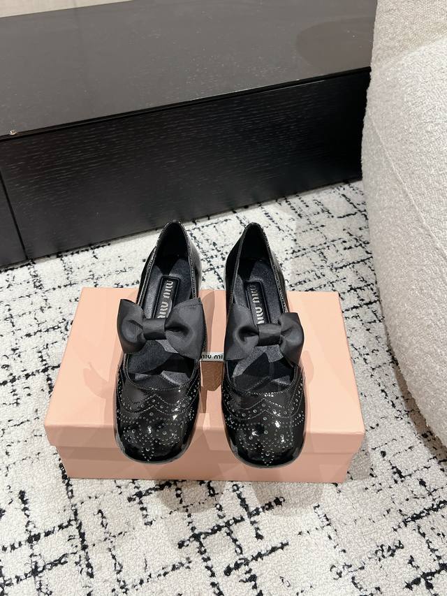 Miu Miu 缪缪 25 早春新品 专柜主打最新走秀款 珍珠扣复古玛丽珍粗跟单鞋缪家高货 顶级工艺打造精品质感 无敌舒适 绝对是一见钟情款！时尚百搭，人手必备