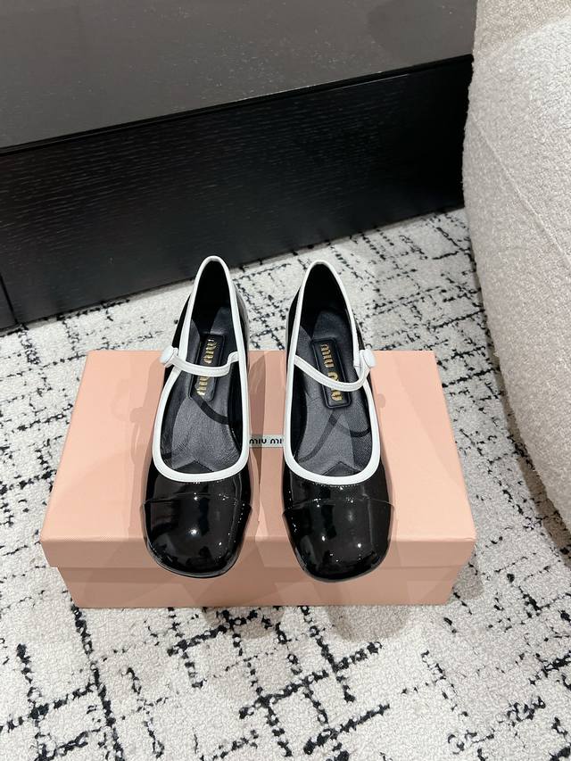 Miu Miu 缪缪 25 早春新品 专柜主打最新走秀款 珍珠扣复古玛丽珍粗跟单鞋缪家高货 顶级工艺打造精品质感 无敌舒适 绝对是一见钟情款！时尚百搭，人手必备