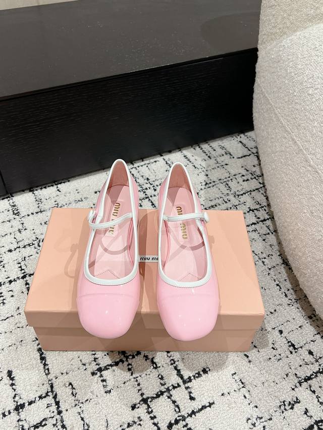 Miu Miu 缪缪 25 早春新品 专柜主打最新走秀款 珍珠扣复古玛丽珍粗跟单鞋缪家高货 顶级工艺打造精品质感 无敌舒适 绝对是一见钟情款！时尚百搭，人手必备