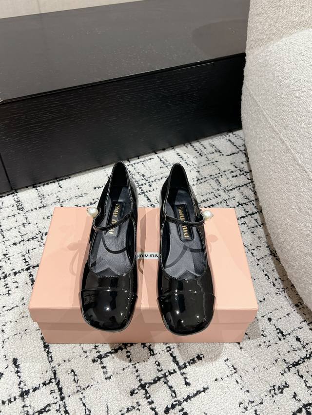 Miu Miu 缪缪 25 早春新品 专柜主打最新走秀款 珍珠扣复古玛丽珍粗跟单鞋缪家高货 顶级工艺打造精品质感 无敌舒适 绝对是一见钟情款！时尚百搭，人手必备