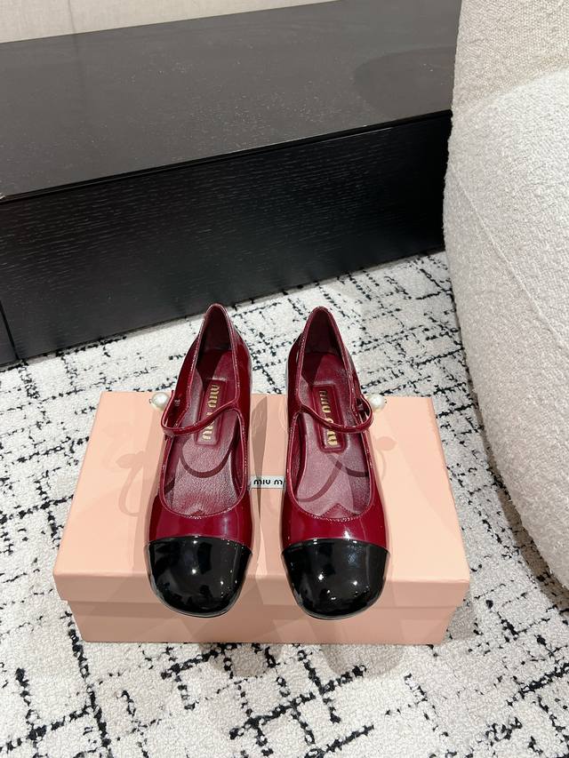 Miu Miu 缪缪 25 早春新品 专柜主打最新走秀款 珍珠扣复古玛丽珍粗跟单鞋缪家高货 顶级工艺打造精品质感 无敌舒适 绝对是一见钟情款！时尚百搭，人手必备