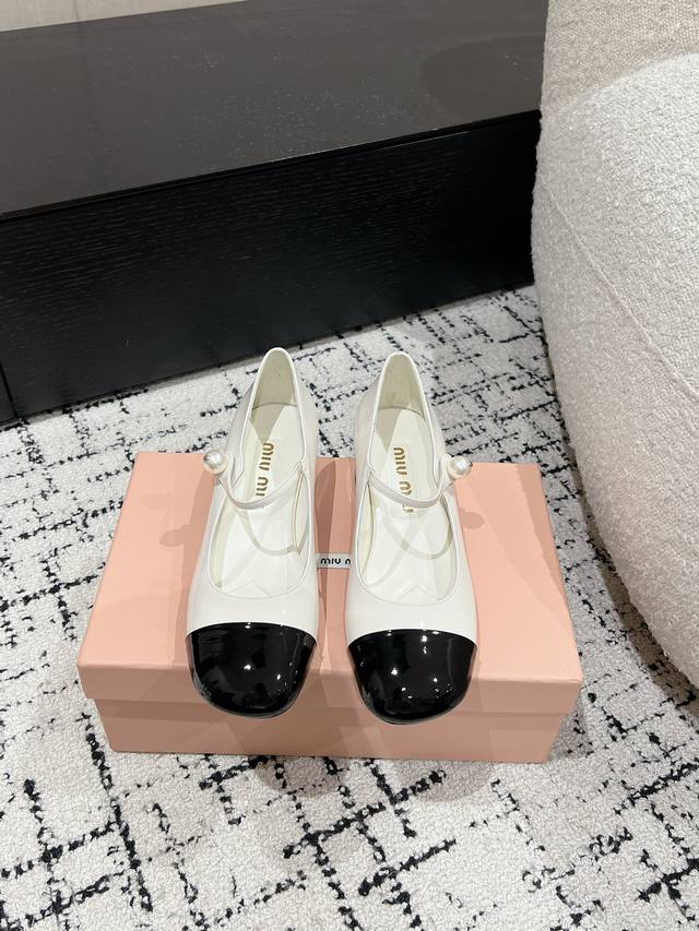 Miu Miu 缪缪 25 早春新品 专柜主打最新走秀款 珍珠扣复古玛丽珍粗跟单鞋缪家高货 顶级工艺打造精品质感 无敌舒适 绝对是一见钟情款！时尚百搭，人手必备