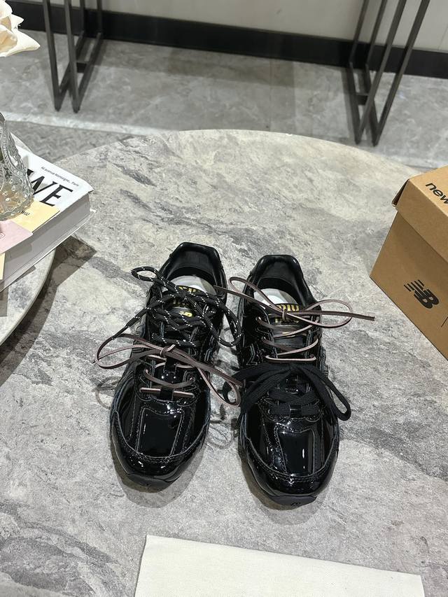 Miu Miunew Balance 联名系列休闲运动鞋、各大品牌都热衷于跨界联名、缪缪这次联名诚意满满非常有亮点鞋面漆皮牛皮 网布拼接、做旧毛边设计、复古又叛