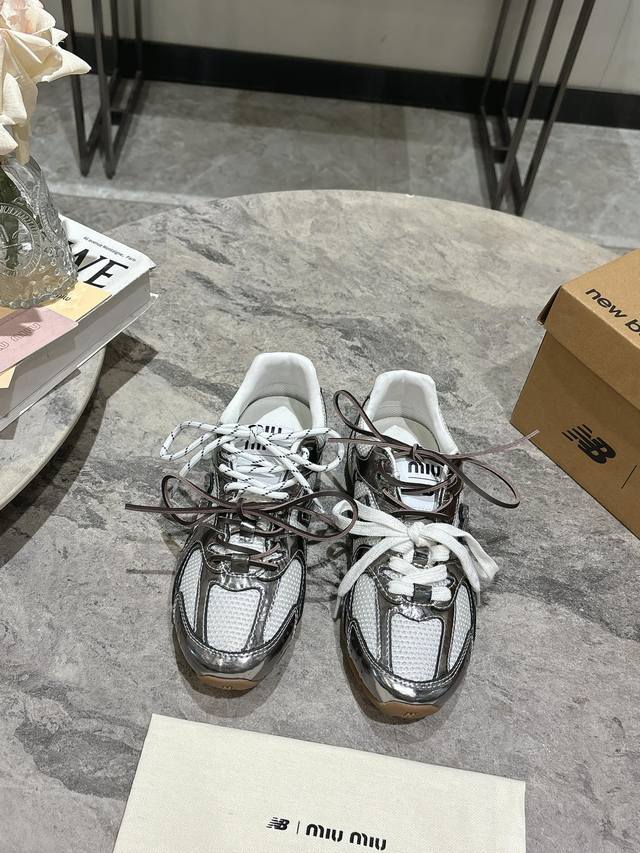 Miu Miunew Balance 联名系列休闲运动鞋、各大品牌都热衷于跨界联名、缪缪这次联名诚意满满非常有亮点鞋面漆皮牛皮 网布拼接、做旧毛边设计、复古又叛