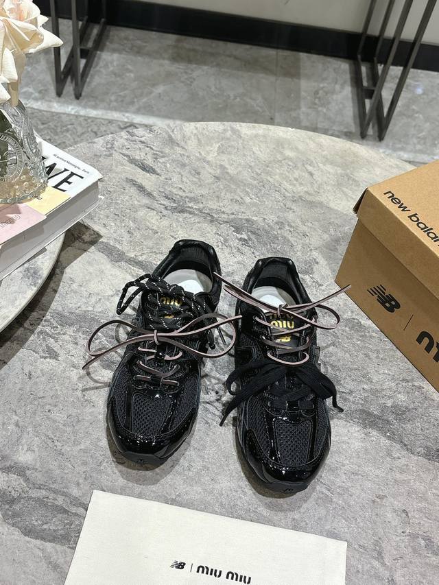 Miu Miunew Balance 联名系列休闲运动鞋、各大品牌都热衷于跨界联名、缪缪这次联名诚意满满非常有亮点鞋面漆皮牛皮 网布拼接、做旧毛边设计、复古又叛