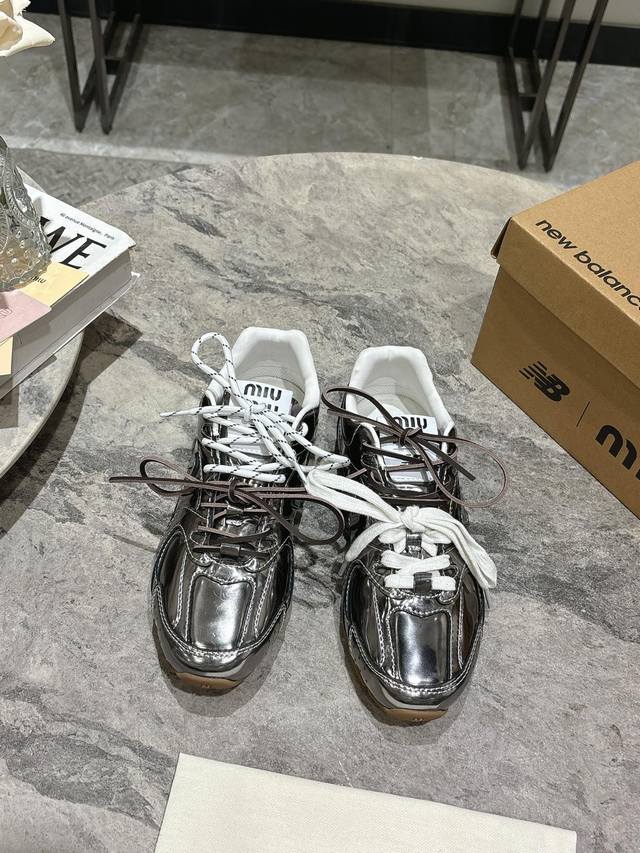 Miu Miunew Balance 联名系列休闲运动鞋、各大品牌都热衷于跨界联名、缪缪这次联名诚意满满非常有亮点鞋面漆皮牛皮 网布拼接、做旧毛边设计、复古又叛