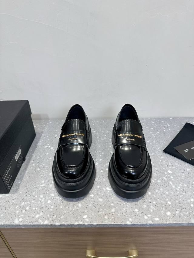 Alexander Wang 大王24Ss新款 系带 厚底 乐福鞋大王这双厚底乐福鞋绝对是腿精必备神器 显高显瘦，黑色经典百搭王~~皮面搭配激光logo，绑带设