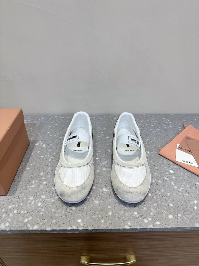 Miu Miu 25Ss 春夏新款走秀miumiu 玛丽珍款德训 休闲鞋秀场工艺来自miu Miu系列的细节特写 新季的潮流要素一与此刻挚爱的概念，多元对撞，传