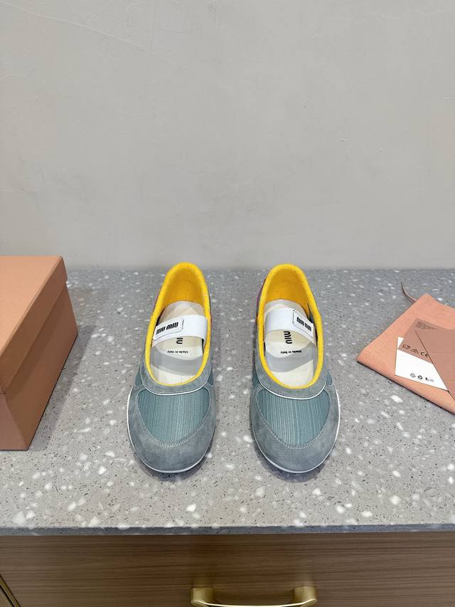 Miu Miu 25Ss 春夏新款走秀miumiu 玛丽珍款德训 休闲鞋秀场工艺来自miu Miu系列的细节特写 新季的潮流要素一与此刻挚爱的概念，多元对撞，传