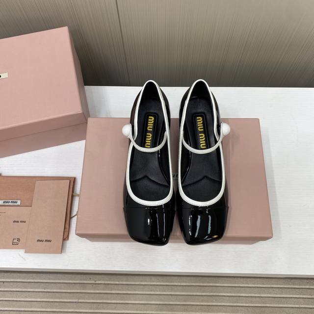 出厂价 顶级品质Miumiu缪缪25春夏走秀新款new Arrival～拼色粗跟圆头玛丽珍珍珠扣带单鞋！光泽牛漆皮鞋面一字带，金属miu缪logo饰以点缀，细节