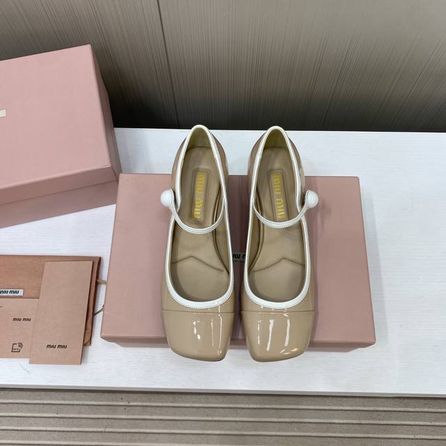 出厂价 顶级品质Miumiu缪缪25春夏走秀新款new Arrival～拼色粗跟圆头玛丽珍珍珠扣带单鞋！光泽牛漆皮鞋面一字带，金属miu缪logo饰以点缀，细节