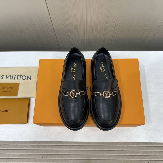 出厂价Louis Vuitton Ss25 New Arrival～路易威登2025厚底乐福鞋Lv这款宽厚的鞋底，**效果真的很不错，经典复古单品，搭配牛仔裤穿