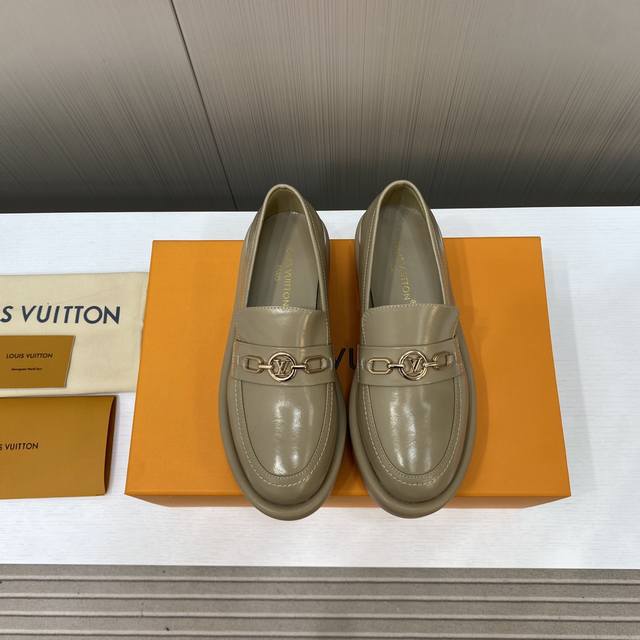 出厂价Louis Vuitton Ss25 New Arrival～路易威登2025厚底乐福鞋Lv这款宽厚的鞋底，**效果真的很不错，经典复古单品，搭配牛仔裤穿