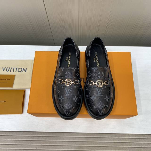 出厂价Louis Vuitton Ss25 New Arrival～路易威登2025厚底乐福鞋Lv这款宽厚的鞋底，**效果真的很不错，经典复古单品，搭配牛仔裤穿