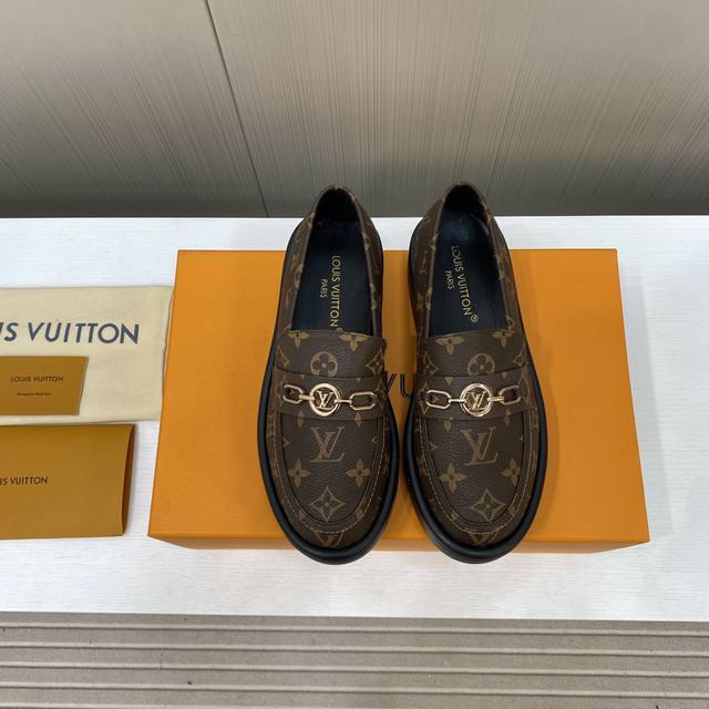 出厂价Louis Vuitton Ss25 New Arrival～路易威登2025厚底乐福鞋Lv这款宽厚的鞋底，**效果真的很不错，经典复古单品，搭配牛仔裤穿