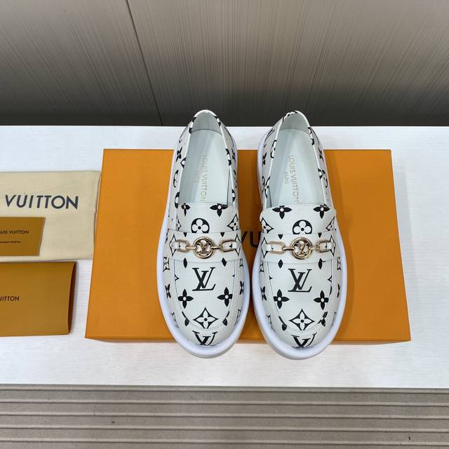 出厂价Louis Vuitton Ss25 New Arrival～路易威登2025厚底乐福鞋Lv这款宽厚的鞋底，**效果真的很不错，经典复古单品，搭配牛仔裤穿