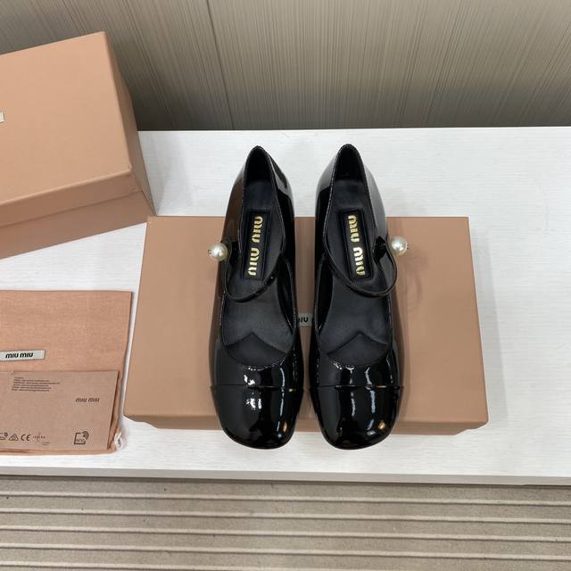 出厂价 顶级品质Miumiu缪缪25春夏走秀新款new Arrival～拼色粗跟圆头玛丽珍珍珠扣带单鞋！光泽牛漆皮鞋面一字带，金属miu缪logo饰以点缀，细节