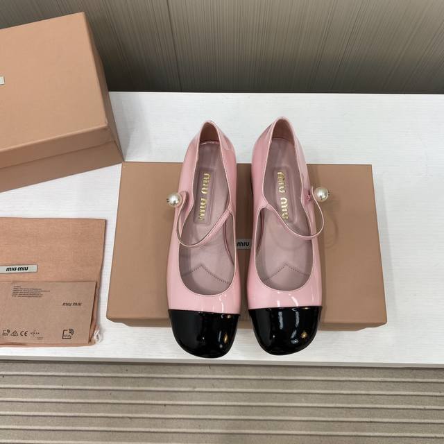 出厂价 顶级品质Miumiu缪缪25春夏走秀新款new Arrival～拼色粗跟圆头玛丽珍珍珠扣带单鞋！光泽牛漆皮鞋面一字带，金属miu缪logo饰以点缀，细节