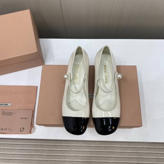 出厂价 顶级品质Miumiu缪缪25春夏走秀新款new Arrival～拼色粗跟圆头玛丽珍珍珠扣带单鞋！光泽牛漆皮鞋面一字带，金属miu缪logo饰以点缀，细节