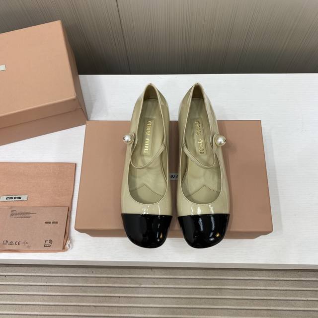 出厂价 顶级品质Miumiu缪缪25春夏走秀新款new Arrival～拼色粗跟圆头玛丽珍珍珠扣带单鞋！光泽牛漆皮鞋面一字带，金属miu缪logo饰以点缀，细节